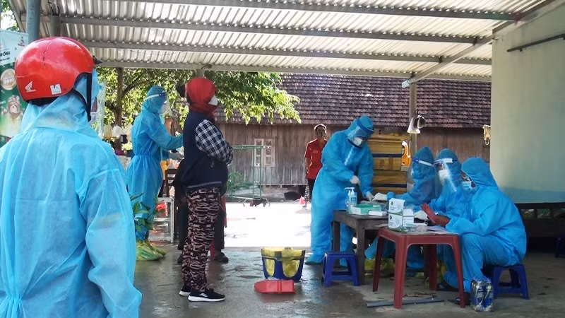 Lực lượng y tế tiến hành lấy mẫu toàn bộ người dân trong khu phong tỏa tại buôn Ly, xã Ea Trol, huyện Sông Hinh, Phú Yên.