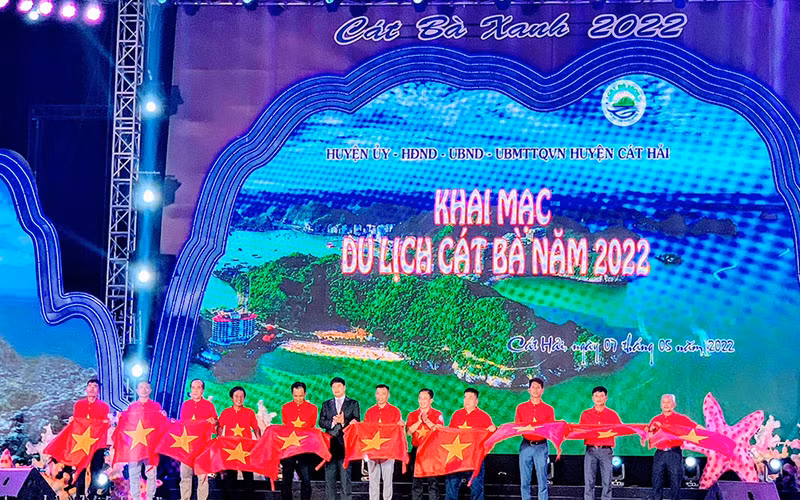 Quang cảnh khai mạc du lịch Cát Bà 2022 tối 7/5.