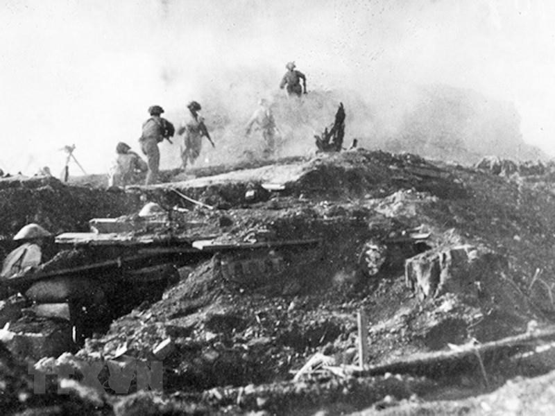 Bộ đội ta tấn công các vị trí xung yếu của địch trên đồi A1, ngày 6/5/1954. (Ảnh: TTXVN) Chiến thắng Điện Biên Phủ: Mốc son của đường lối kháng chiến toàn diện -0
