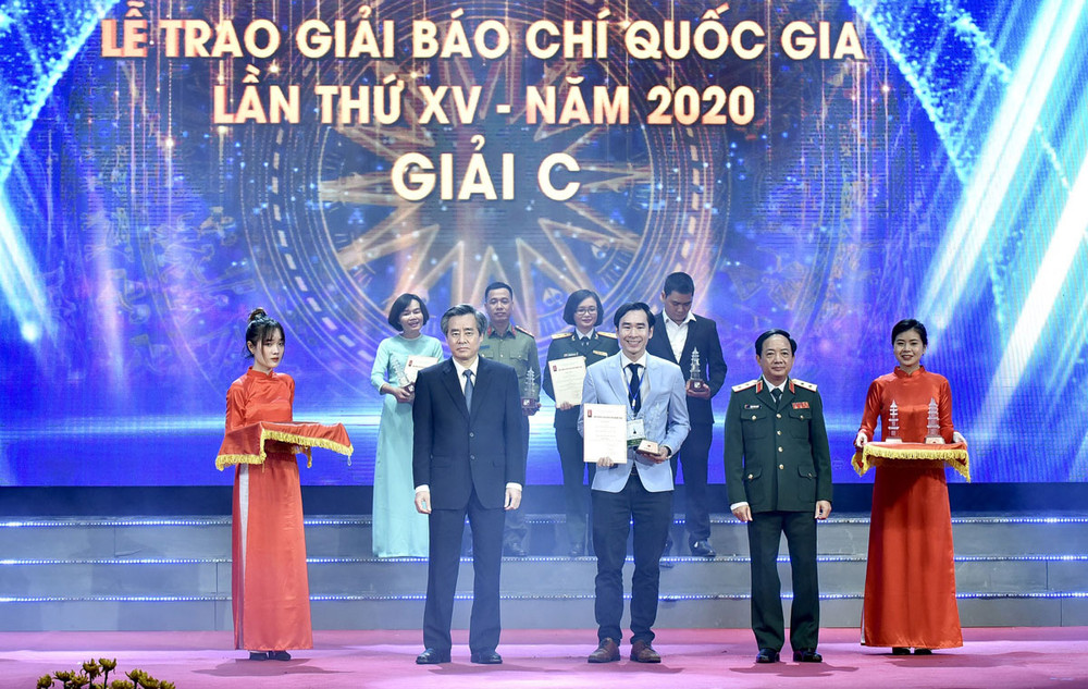 Đại diện nhóm tác giả Nguyễn Xuân Hải, Lê Quỳnh Trang với tác phẩm “Việt Nam và nỗi oan thao túng tiền tệ” của Báo Nhân Dân được trao Giải C Giải Báo chí quốc gia lần thứ XV - năm 2020. Lễ trao giải Báo chí Quốc gia lần XV - năm 2020 (cập nhật) -0