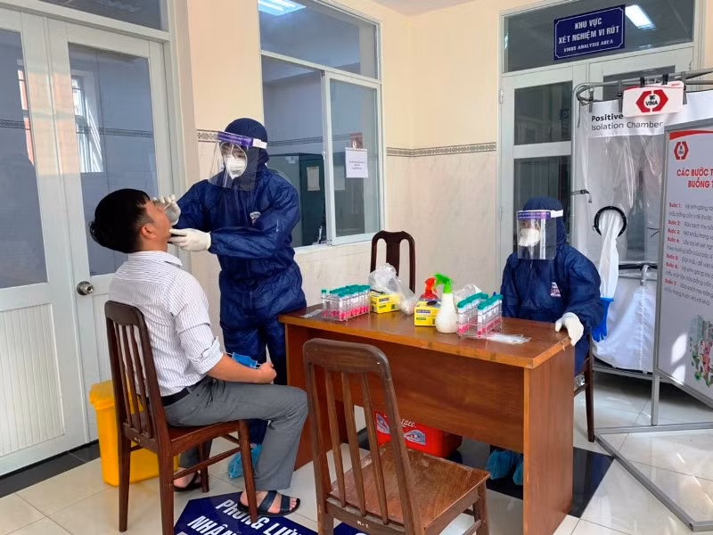 Nhân viên Trung tâm Kiểm soát bệnh tật Đồng Nai lấy mẫu xét nghiệm cho công chức, sáng 18-2.