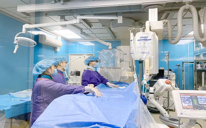 Các bác sĩ thực hiện can thiệp lấy huyết khối cho người bệnh.