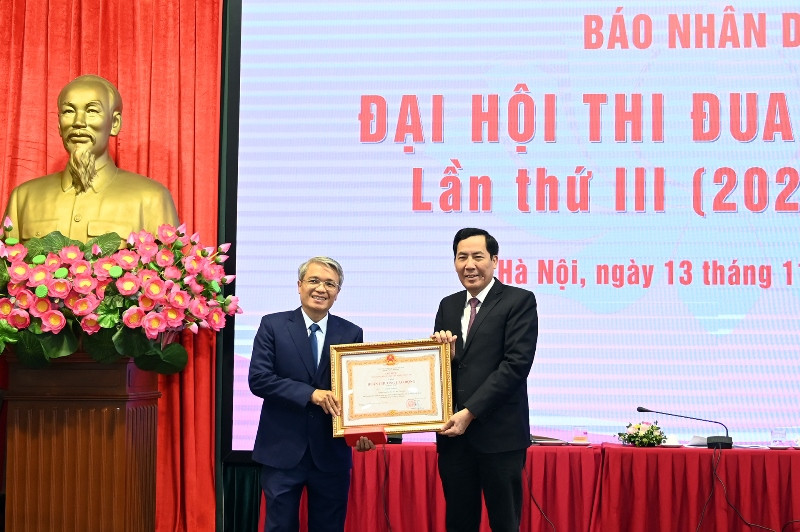 Tổng Biên tập Báo Nhân Dân Thuận Hữu thừa ủy quyền của Chủ tịch nước trao Huân chương Lao động hạng nhì cho đồng chí Hà Hồng, nguyên Trưởng Ban Bạn đọc Báo Nhân Dân. Đại hội Thi đua yêu nước Báo Nhân Dân lần thứ 3 -0