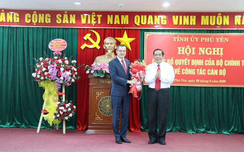 Đồng chí Nguyễn Thanh Bình, Ủy viên Trung ương Đảng, Phó Trưởng ban Thường trực Ban Tổ chức Trung ương trao quyết định chuẩn y của Bộ Chính trị cho đồng chí Bí thư Tỉnh ủy Phú Yên Phạm Đại Dương.
