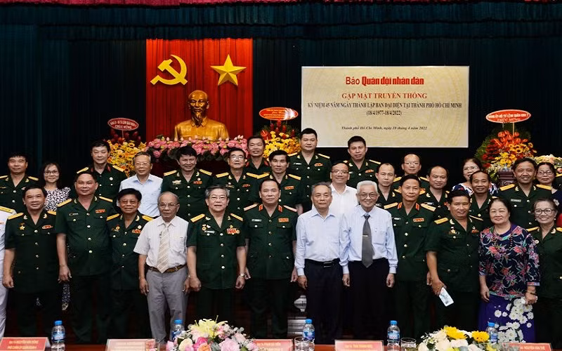 Các thế hệ lãnh đạo, cán bộ, phóng viên Ban Đại diện phía nam báo Quân đội nhân dân chụp hình lưu niệm tại buổi gặp mặt.