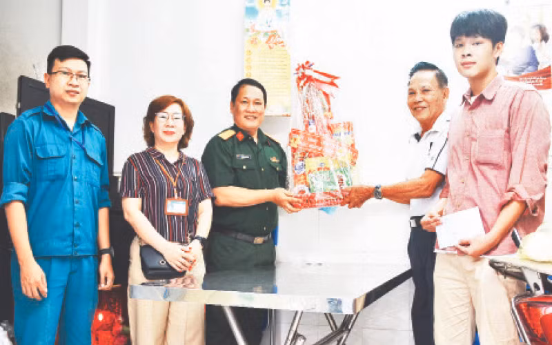 Đại diện Ban Chỉ huy quân sự quận 3 và UBND phường 14 thăm, tặng quà gia đình thanh niên chuẩn bị nhập ngũ năm 2022.