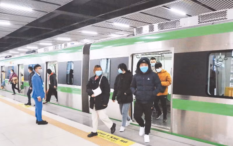 Nhiều người dân đã chọn tàu điện Cát Linh-Hà Đông làm phương tiện di chuyển thường xuyên. 