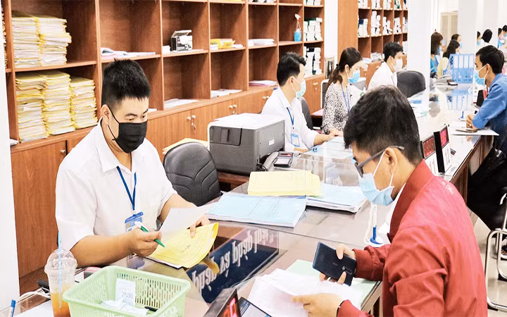 Người dân làm thủ tục hồ sơ nhà, đất tại thành phố Thủ Đức. (Ảnh SỸ HƯNG)