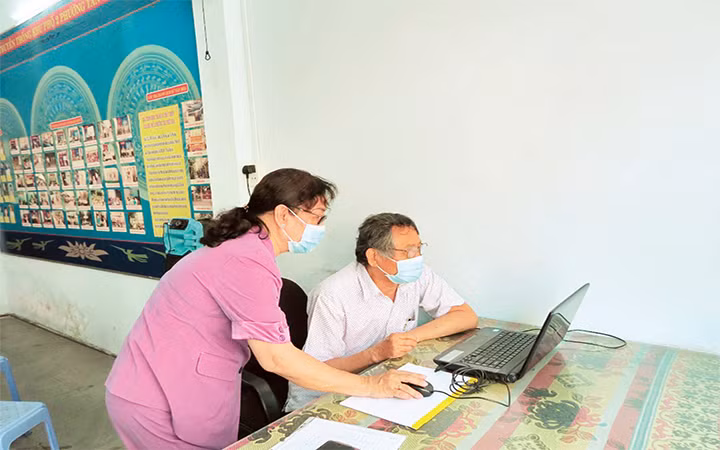 Học viên cao tuổi học tin học tại Trung tâm học tập cộng đồng phường Tân Thới Hòa, quận Tân Phú.