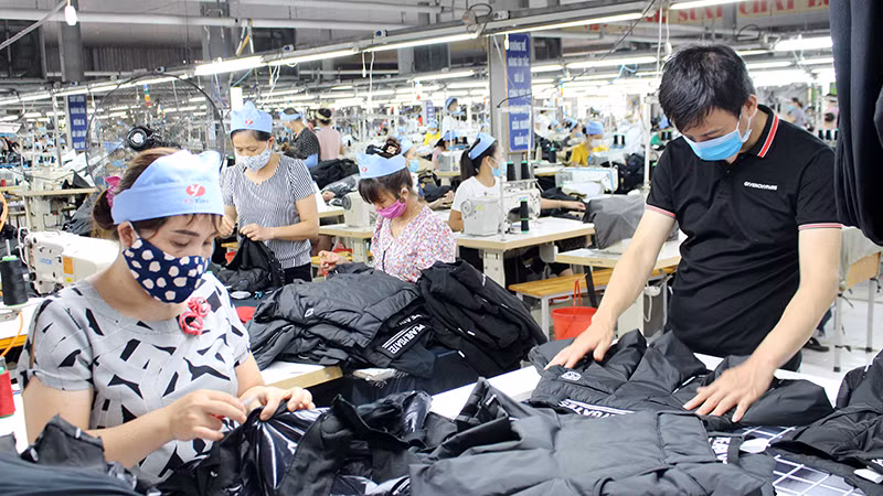 Công nhân Công ty may Tiên Sơn, thị xã Bỉm Sơn (Thanh Hóa) may áo xuất khẩu.