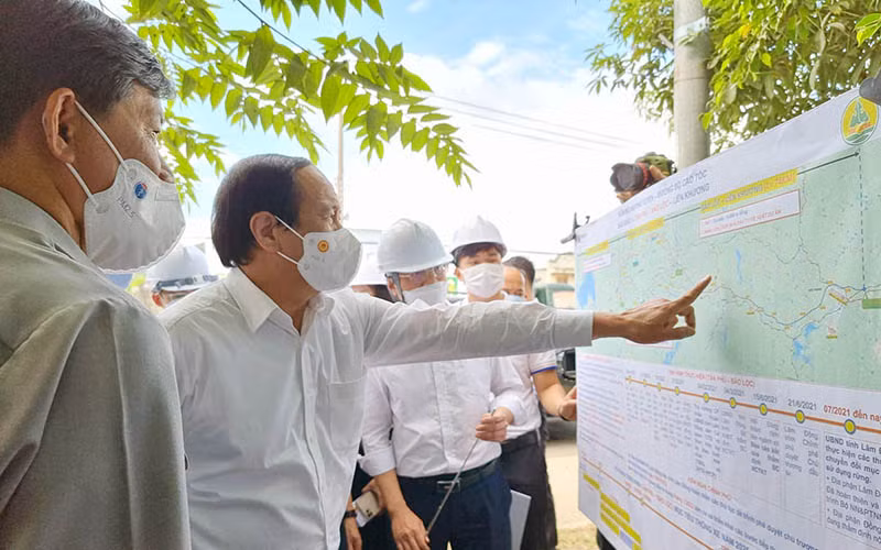 Phó Thủ tướng Chính phủ Lê Văn Thành cùng đoàn công tác kiểm tra thực tế.