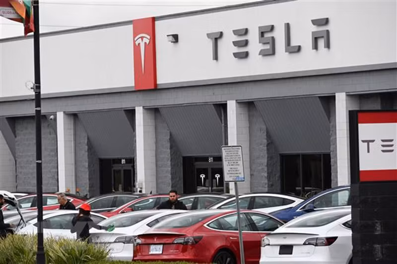 Một cửa hàng của Tesla tại Burbank, California, Mỹ. (Ảnh: AFP/TTXVN)