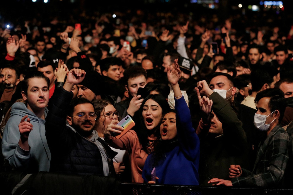 Tụ họp trong lễ đón giao thừa ở Istanbul, Thổ Nhĩ Kỳ. (Ảnh: Reuters) Thế giới chào năm mới 2022 trong bối cảnh thắt chặt quy định phòng, chống dịch Covid-19 -0