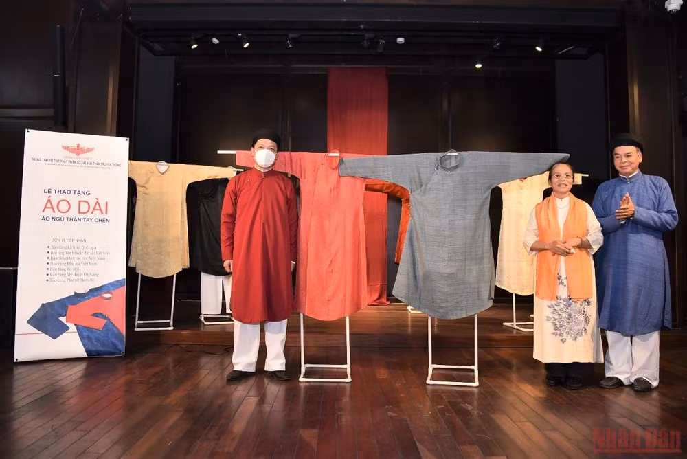 Trao tặng áo dài ngũ thân tới các bảo tàng. (Ảnh: Minh Duy)