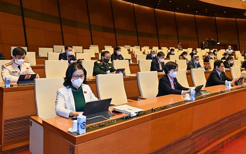 Đại biểu Quốc hội biểu quyết thông qua Nghị quyết về chính sách tài khóa, tiền tệ để hỗ trợ Chương trình phục hồi và phát triển kinh tế-xã hội. (Ảnh: Khoa Linh)
