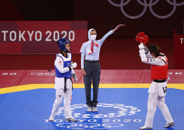 Trọng tài tuyên bố Kim Tuyền là người chiến thắng. (Ảnh: Getty) Cầu lông, Taekwondo Việt Nam khởi đầu thuận lợi -0