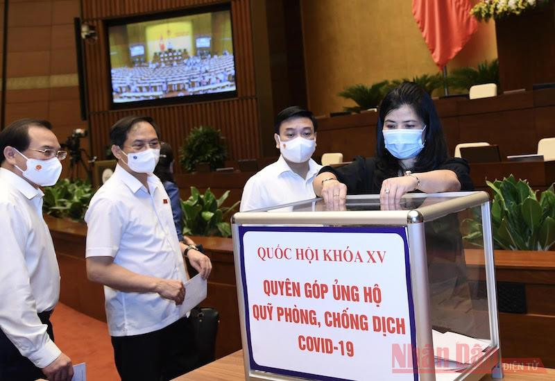 Các đại biểu Quốc hội quyên góp ủng hộ Quỹ phòng, chống dịch Covid-19 -0
