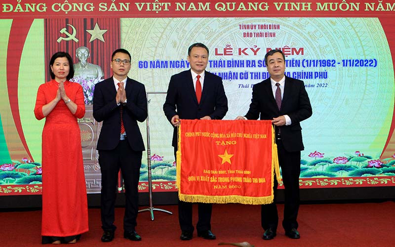 Đồng chí Ngô Đông Hải, Ủy viên Trung ương Đảng, Bí thư Tỉnh ủy Thái Bình trao Cờ thi đua của Chính phủ tặng Báo Thái Bình. Xứng đáng là cơ quan báo chí chủ lực của Đảng bộ, chính quyền và nhân dân tỉnh Thái Bình -0