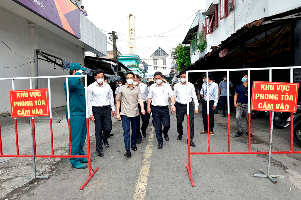 Phó Thủ tướng Vũ Đức Đam kiểm tra bệnh viện dã chiến, khu phong tỏa, siêu thị tại TP Hồ Chí Minh