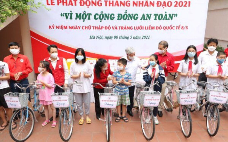 Hội Chữ thập đỏ Việt Nam trao tặng xe đạp các em học sinh có hoàn cảnh khó khăn. Trợ giúp hơn 1 triệu lượt người trong “Tháng Nhân đạo” năm 2021 -0
