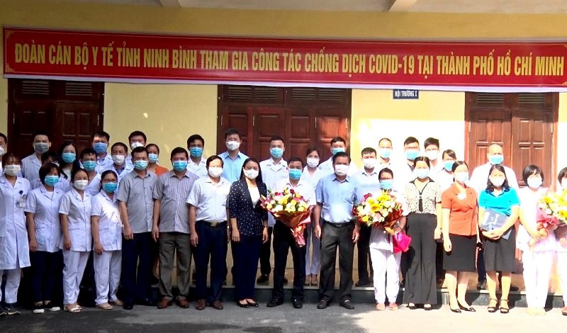 Đoàn cán bộ y tế tỉnh Ninh Bình chụp ảnh lưu niệm trước lúc lên đường chi viện cho TP Hồ Chí Minh chống dịch. Ninh Bình tăng cường 30 cán bộ y tế tham gia phòng, chống tại TP Hồ Chí Minh -0