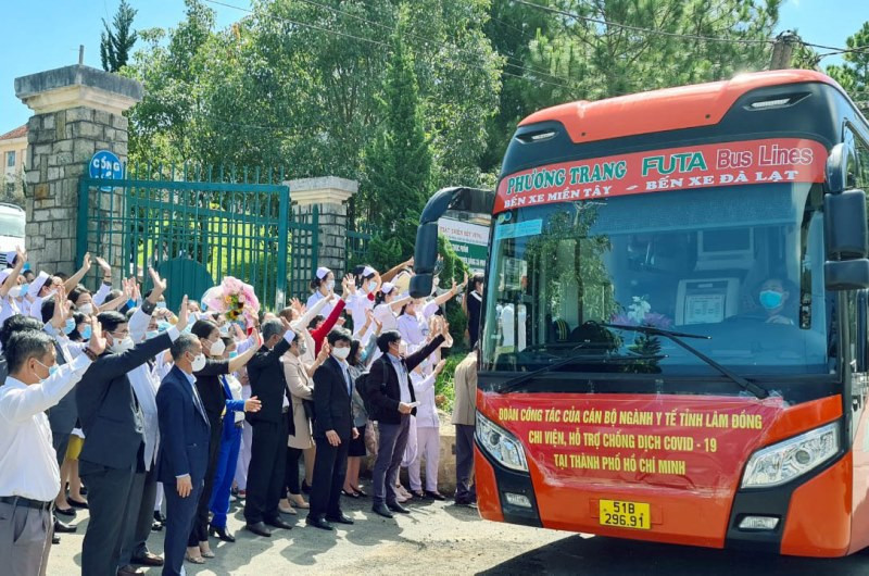 Lãnh đạo tỉnh và ngành y tế Lâm Đồng tiễn đoàn lên đường hỗ trợ chống dịch tại TP Hồ Chí Minh. a1.jpg -0