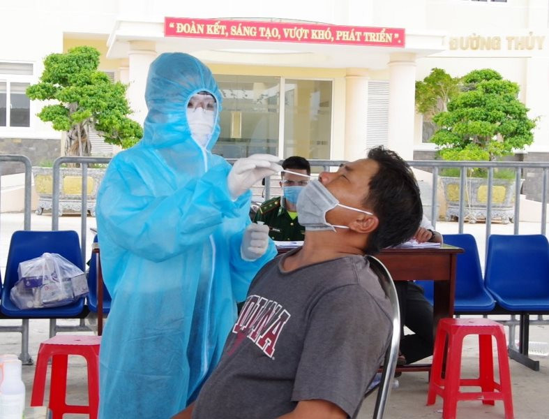 Lực lượng Bộ đội Biên phòng phối hợp y tế địa phương tiến hành test nhanh cho các ngư dân tại phường 5, TP Vũng Tàu (Bà Rịa-Vũng Tàu). Bà Rịa-Vũng Tàu siết chặt phòng dịch tại các cảng cá -0