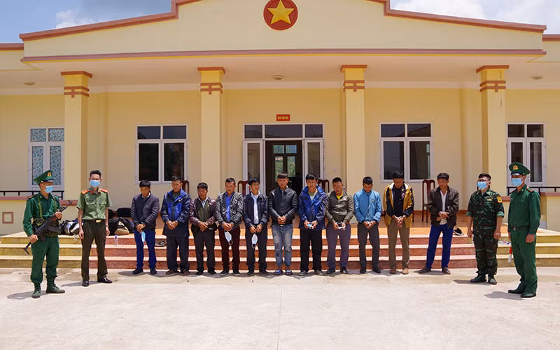 Lực lượng chức năng áp giải các đối tượng từ địa phận biên giới về.