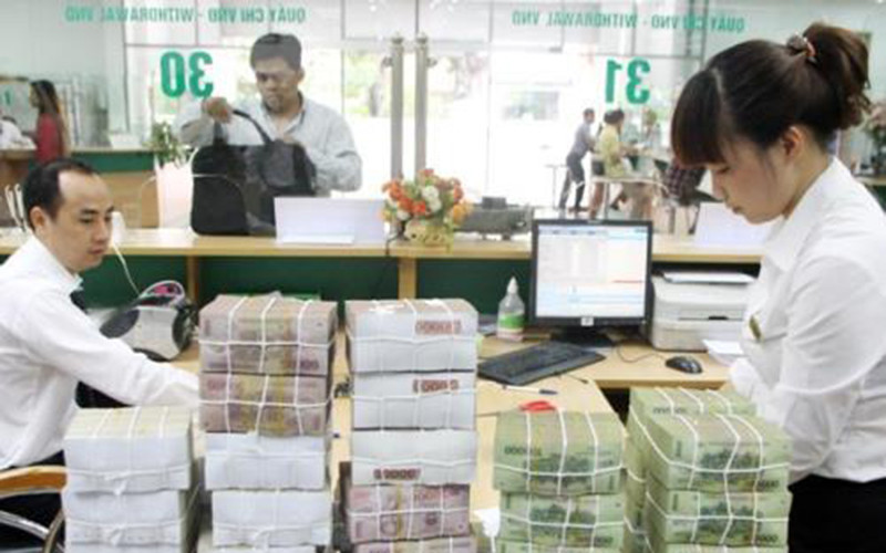 Cần hỗ trợ để người dân tiếp cận dịch vụ tài chính chính thống. Ảnh minh họa: TTXVN