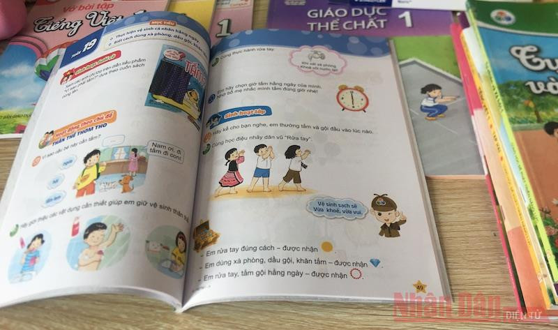 SGK theo Chương trình giáo dục phổ thông mới (Ảnh: VŨ DUY)