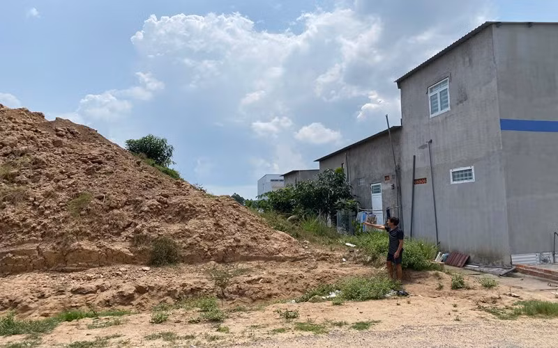 Vào mùa mưa, bùn đất chảy tràn xuống lấp miệng cống, khiến đường đi trơn trượt.