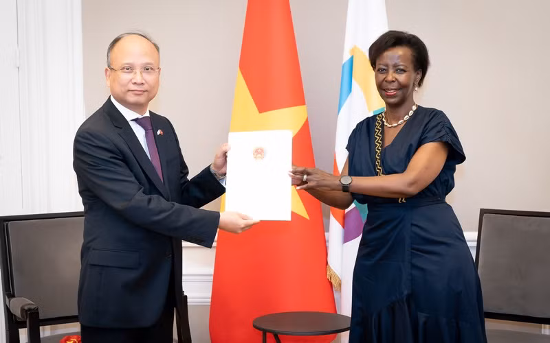 Đại sứ Đinh Toàn Thắng trình Thư Ủy nhiệm lên bà Louise Mushikiwabo, Tổng Thư ký OIF. 