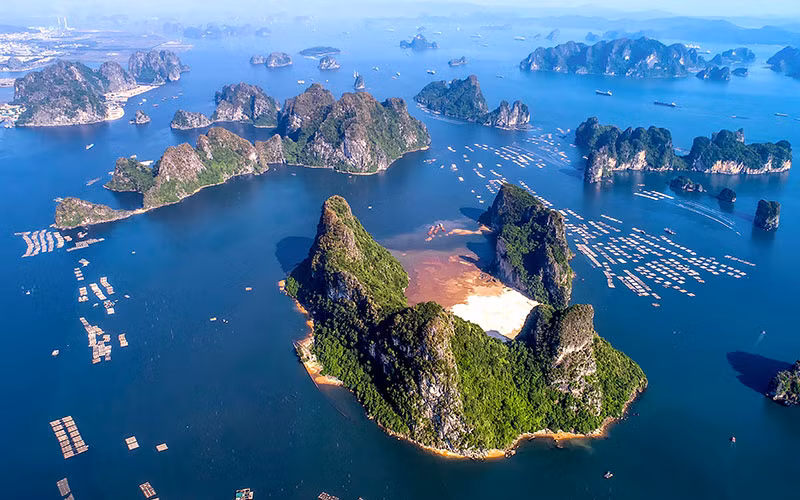 Nuôi hải sản trên vịnh Bái Tử Long (Quảng Ninh). Ảnh: QUANG NGỌC