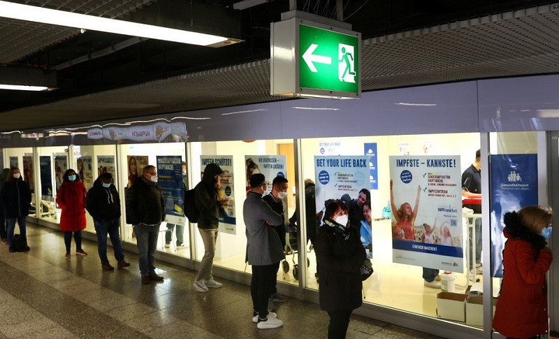 Người dân xếp hàng chờ tiêm ngừa Covid-19 ở Frankfurt, Đức, ngày 22/11. (Ảnh: Reuters) Anh phát hiện 2 ca nhiễm biến thể Omicron trở về từ châu Phi -0