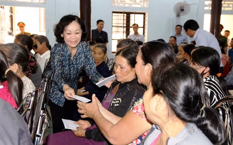 Đồng chí Trương Thị Mai tặng quà, chia sẻ khó khăn với người dân phường Hương Văn, Hương Vân (thị xã Hương Trà).