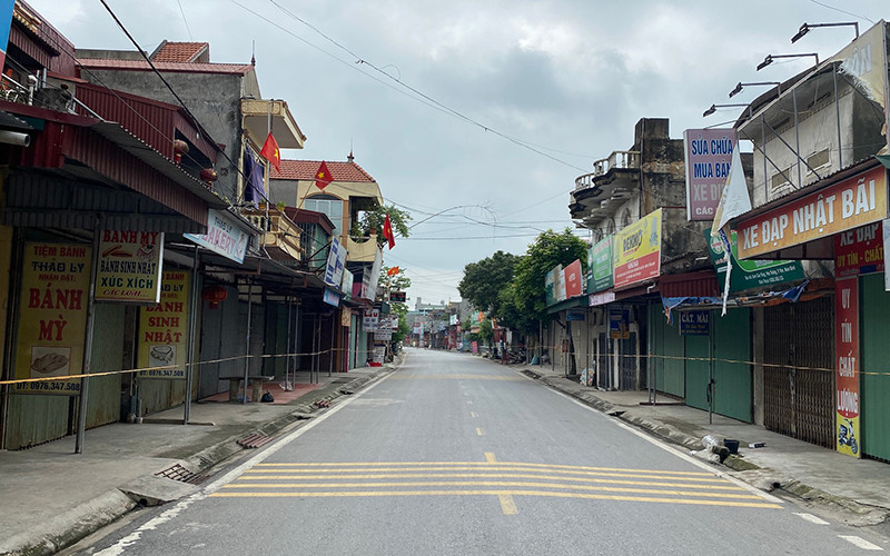 Người dân thôn Cầu Tống, xã Yên Thắng, huyện Ý Yên thực hiện nghiêm việc giãn cách xã hội để phòng dịch. Nam Định: Bệnh nhân 3755 tiềm ẩn nhiều nguy cơ lây lan -0