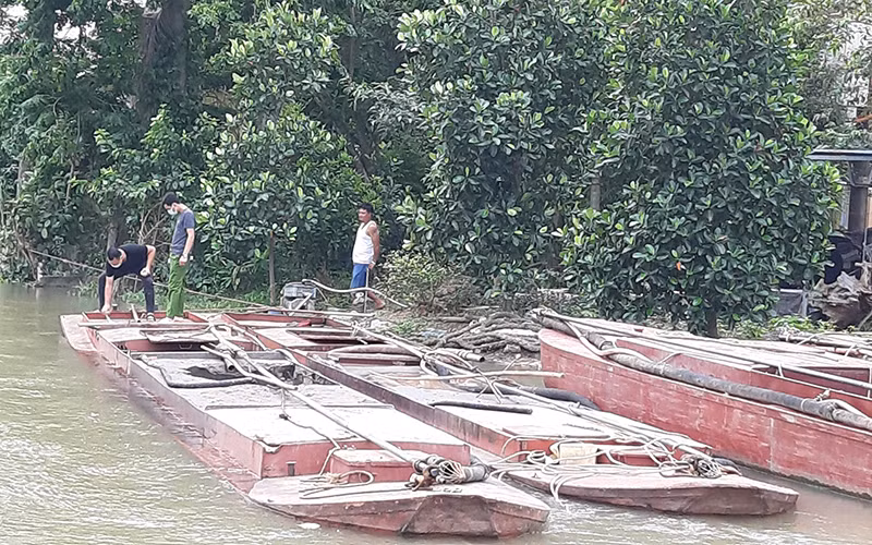 Các phương tiện hút cát trái phép bị kiểm tra, bắt giữ.