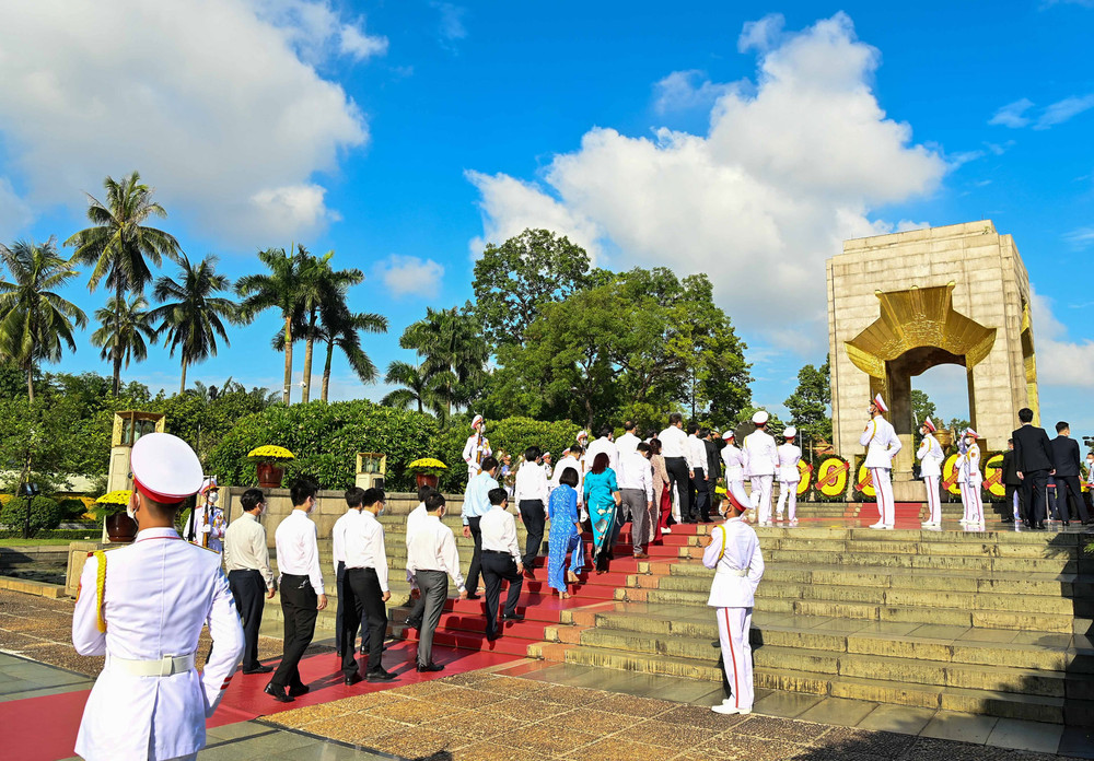 Đoàn đại biểu Bộ Lao động - Thương binh và Xã hội đặt vòng hoa tưởng niệm các Anh hùng liệt sĩ. Lãnh đạo Đảng, Nhà nước dâng hương tưởng niệm các Anh hùng liệt sĩ -0