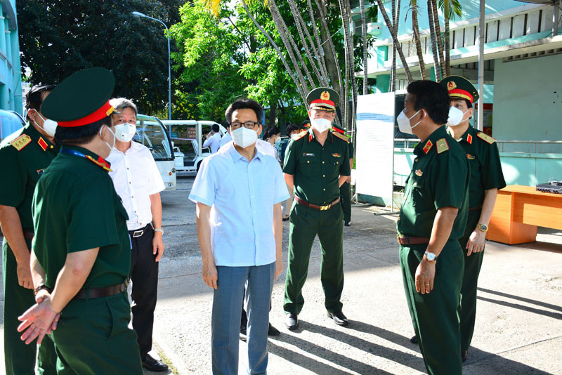 Phó Thủ tướng Vũ Đức Đam kiểm tra công tác phòng, chống và điều trị Covid-19 tại Bệnh viện Quân y 175.