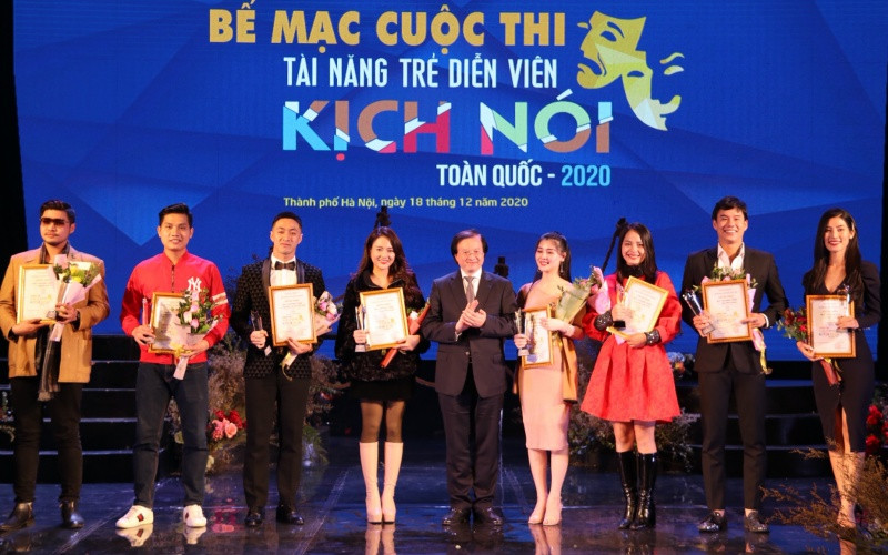 Đại diện Ban Tổ chức trao giải cho các diễn viên đạt Huy chương Vàng.