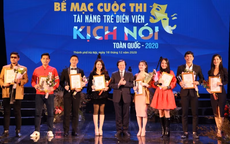 Đại diện Ban Tổ chức trao giải cho các diễn viên đạt Huy chương Vàng.