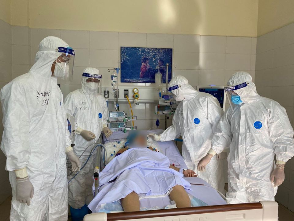 Các bác sĩ BV Chợ Rẫy luôn túc trực bên các ca bệnh nặng.