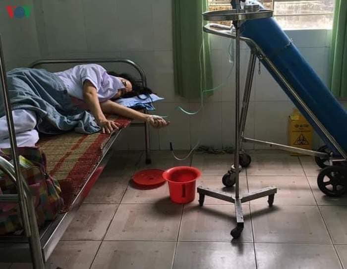 Chị Đặng Thị Thu Hà bị ngất xỉu do công việc quá căng thẳng. Cuộc chiến này còn rất dài, nhưng cần phải thắng -0