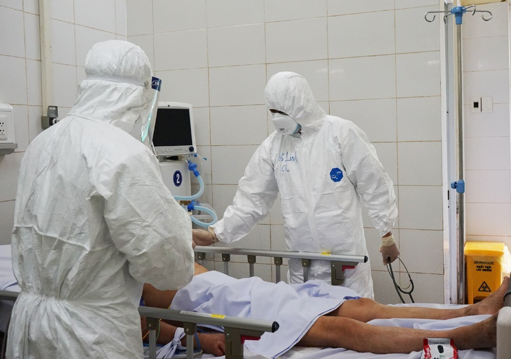 BS Nguyễn Thanh Linh chăm sóc bệnh nhân Covid-19 nặng. Cuộc chiến này còn rất dài, nhưng cần phải thắng -0