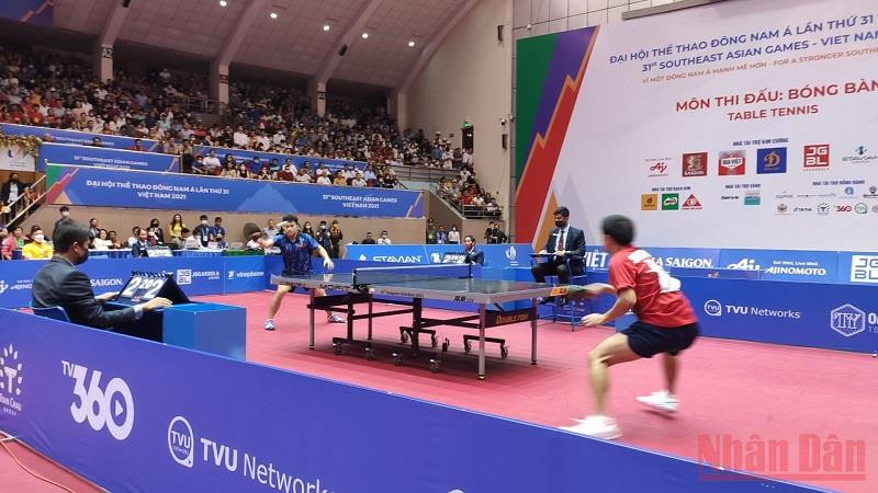Tay vợt Nguyễn Đức Tuân (áo xanh) thi đấu trận chung kết đơn nam. Việt Nam giành Huy chương Vàng bóng bàn SEA Games 31 nội dung đơn nam -0