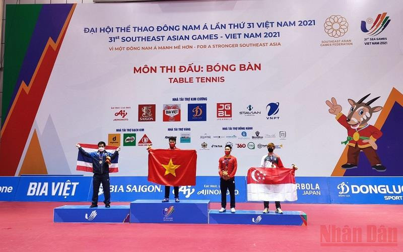 Nguyễn Đức Tuân nhận Huy chương Vàng nội dung đơn nam.
