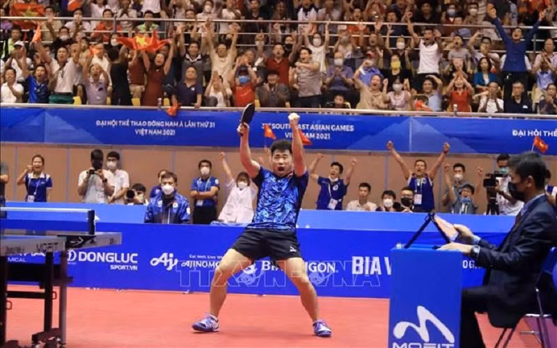 Nguyễn Đức Tuân ăn mừng sau khi đánh bại tay vợt của Thái Lan để giành tấm Huy chương Vàng được mong đợi nhất của môn bóng bàn. 