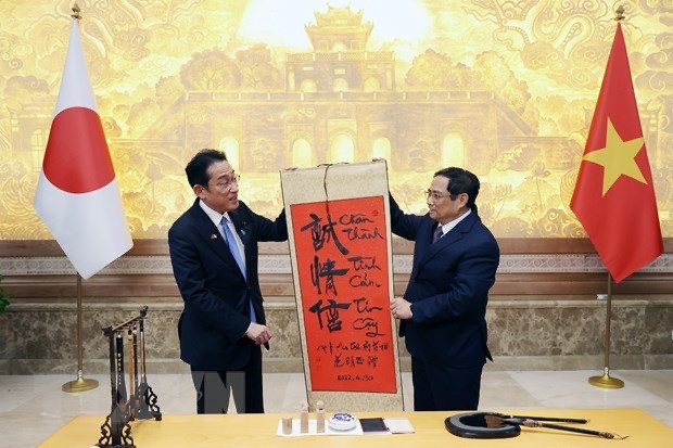 Thủ tướng Phạm Minh Chính tặng Thủ tướng Nhật Bản Kishida Fumio bức thư pháp "Chân thành-Tình cảm-Tin cậy." (Ảnh: Dương Giang/TTXVN)