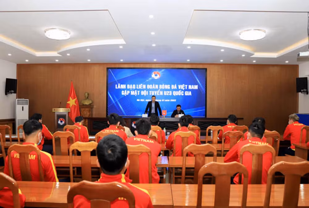 Lãnh đạo Liên đoàn Bóng đá Việt Nam có buổi gặp mặt cùng đội tuyển U23 quốc gia. (Ảnh: VFF)