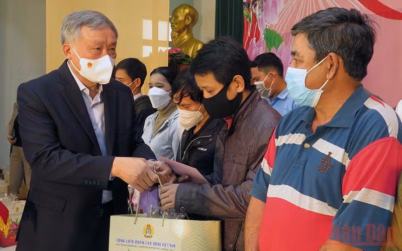 Đồng chí Nguyễn Hòa Bình trao quà cho đoàn viên, công nhân lao động gặp khó khăn do ảnh hưởng đại dịch Covid-19 tại Phú Yên. 